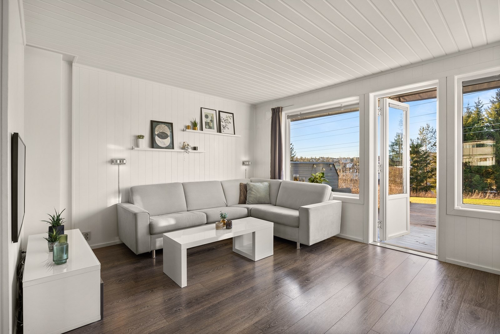 De generøse vindusflatene slipper inn godt med naturlig lys og skaper en luftig atmosfære i boligen. Vinduene er nye fra 2017. Galleribilde