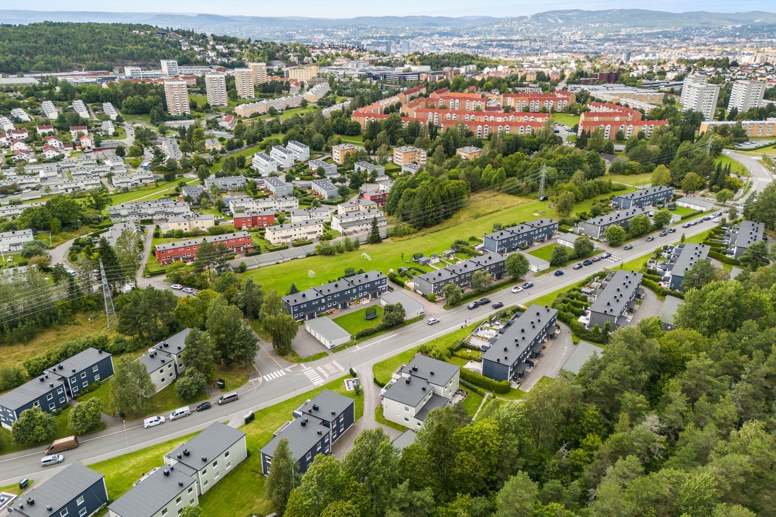 Nye garasjer med boder i bakkant ble oppført i 2012 samt reasfaltering av hele borettslagets område. Ferdigattest foreligger. Galleribilde
