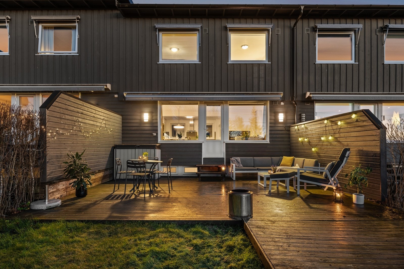 Solrik og romslig uteplass med god plass for liten og stor. Galleribilde