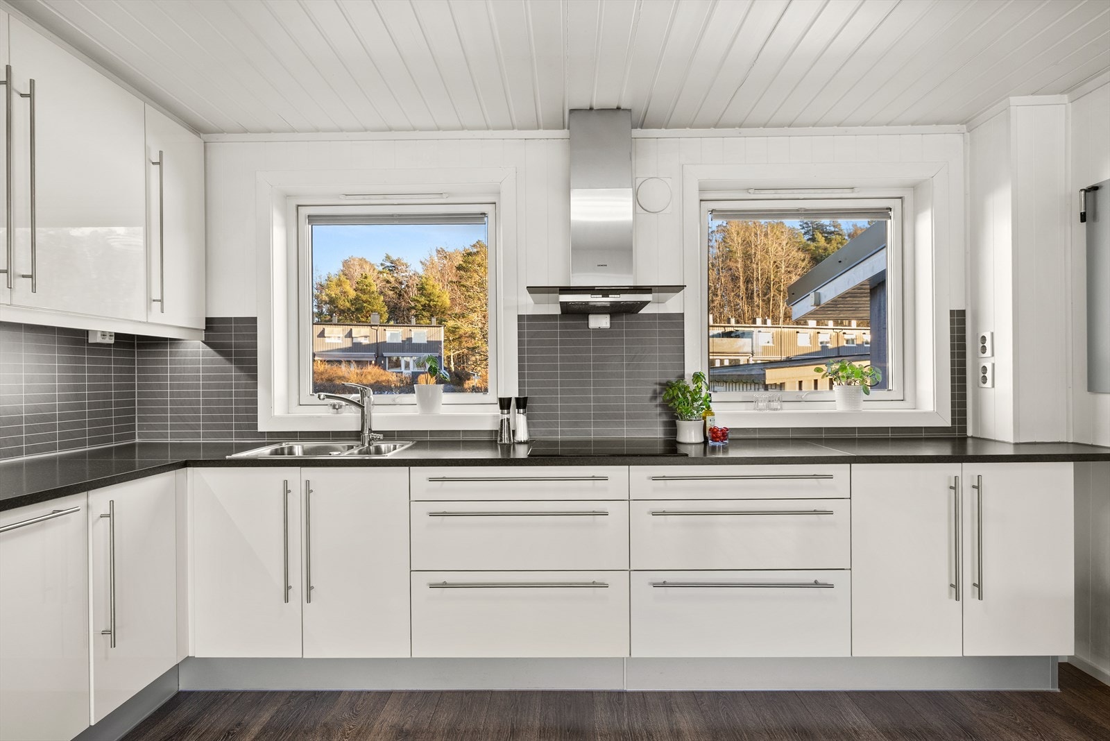 Kjøkkenet har en pen og tidløs innredning fra HTH. Galleribilde