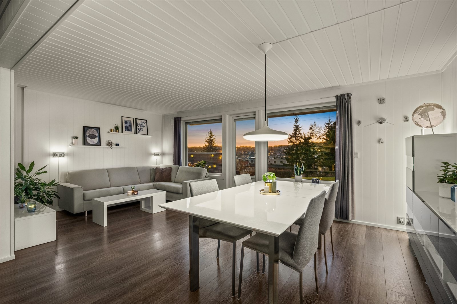 Den gode utformingen, sammen med de lyse overflatene, gjør det enkelt å innrede oppholdsrommet etter eget ønske. Galleribilde