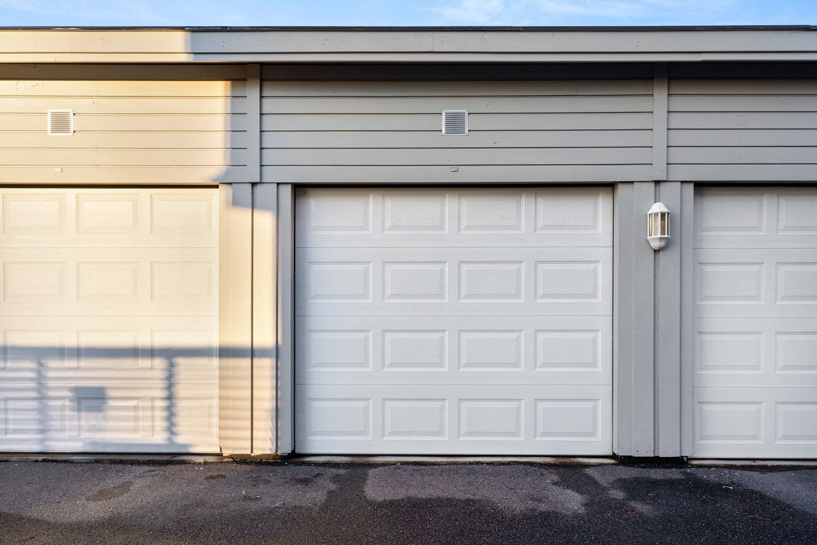 Andelen disponerer en garasjeplass i rekke rett utenfor boligen. Automatisk portåpner. Ny ladeboks for lading av elbil ble montert desember 2025. Galleribilde