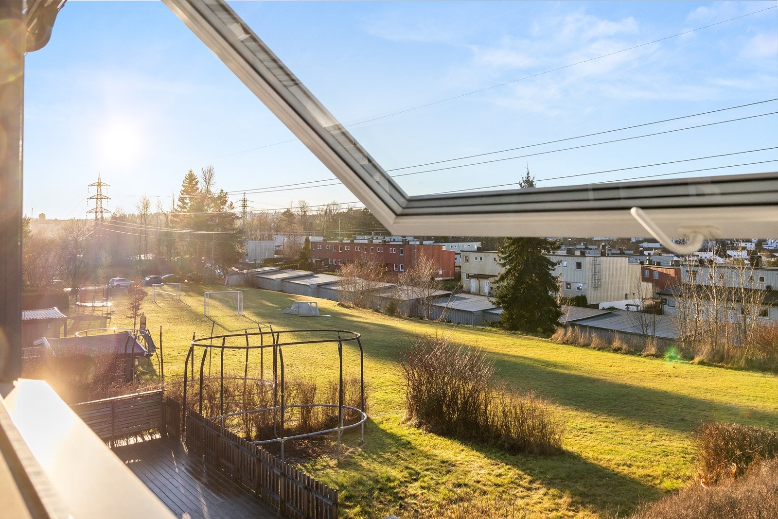 Hyggelig utsyn fra hovedsoverom mot borettslagets frodige fellesarealer. Galleribilde