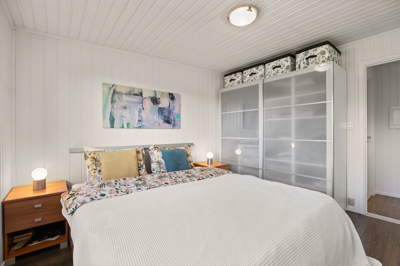 Lyst og romslig hovedsoverom med skyvedørsgarderobe. Galleribilde