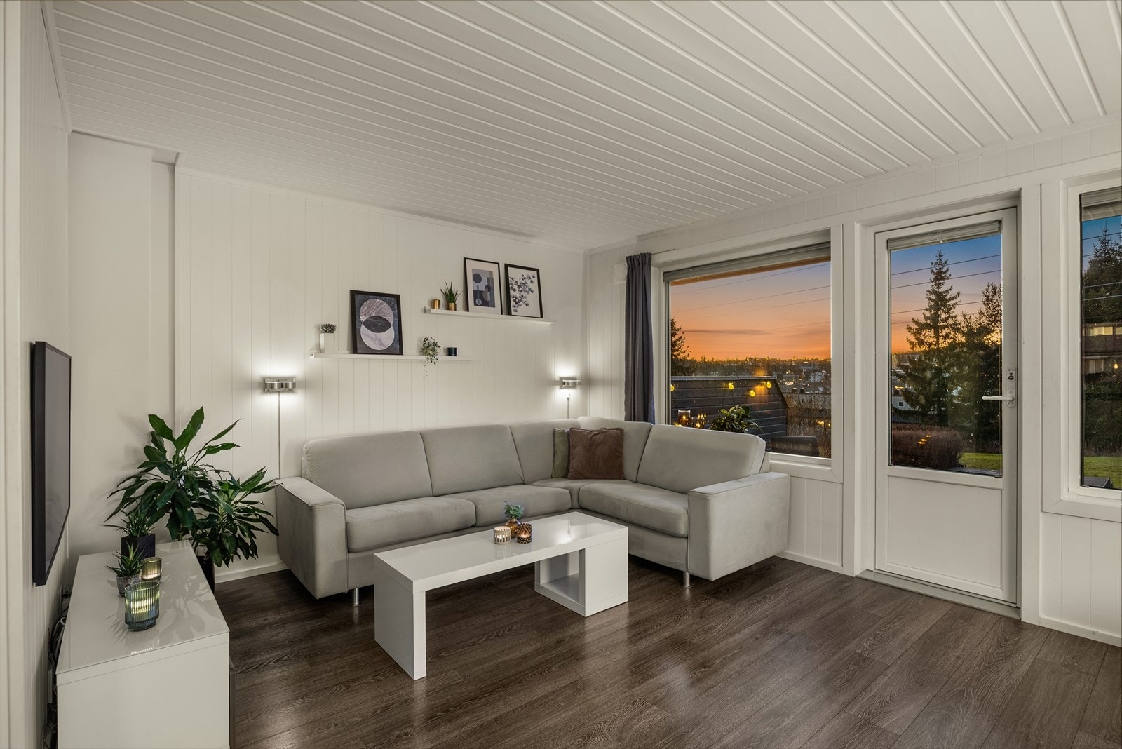 Stuen har god plass til en hyggelig sofagruppe og ønsket medie-/oppbevaringsmøblement. Galleribilde