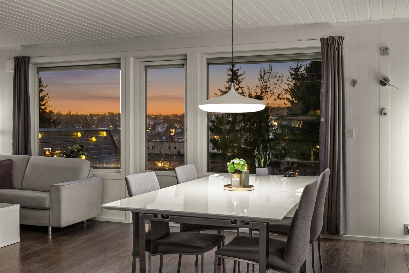 Fra stuen er det adkomst til boligens solrike markterrasse som blir en forlengelse av stuen på sommerhalvåret, og videre tilgang til et grønt fellesarealet. Galleribilde