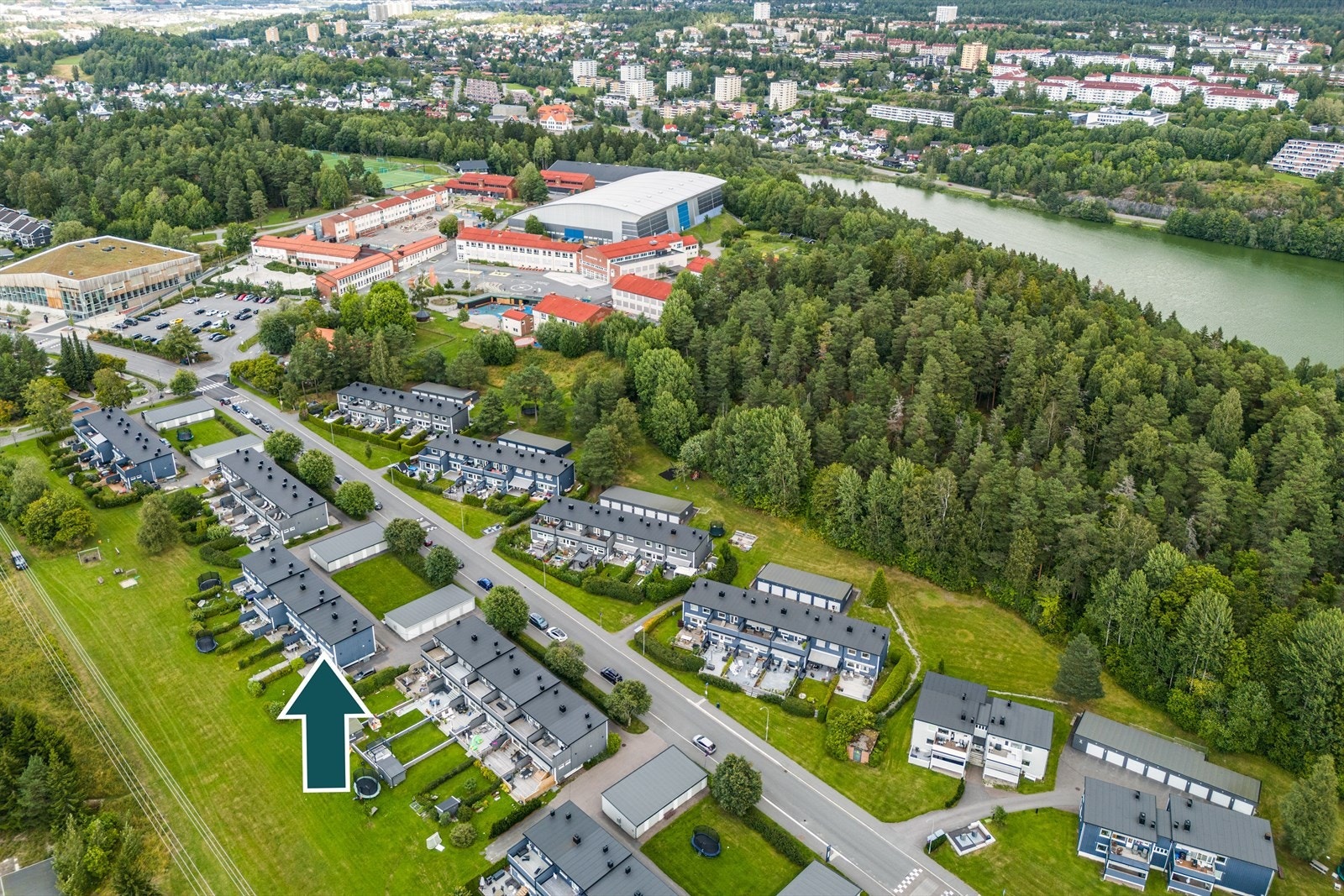 Med idylliske Østensjøvannet og skogholdt som nærmeste nabo legges det til rette for flotte naturopplevelser. Galleribilde