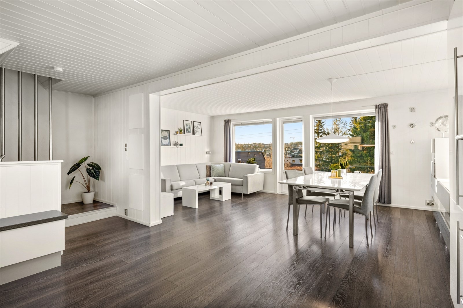 Stuen er lys og romslig med flere møbleringsmuligheter, behagelig gulvvarme. Galleribilde