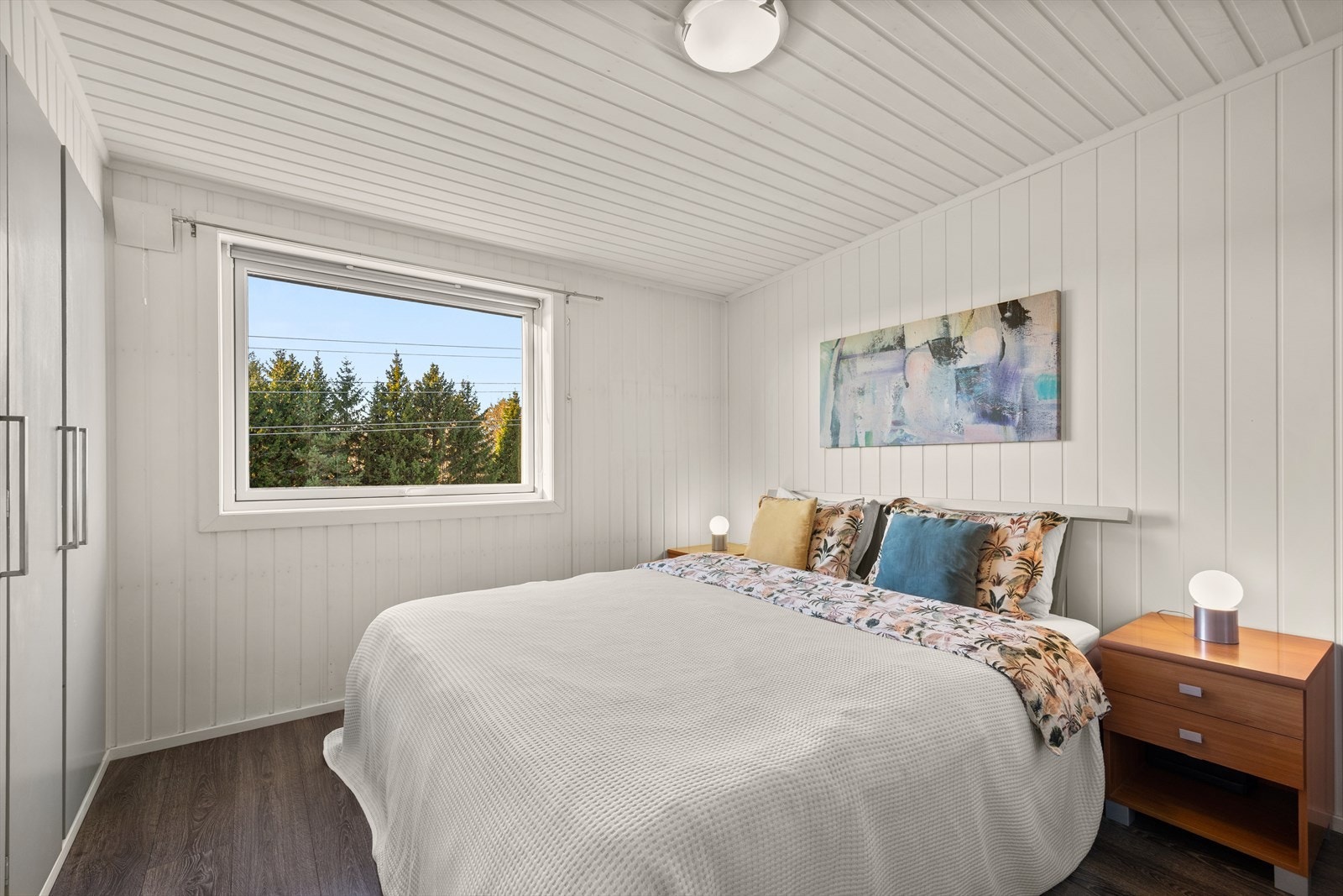 Boligen byr på tre soverom, alle i øverste etasje med praktisk nærhet til badet. Galleribilde