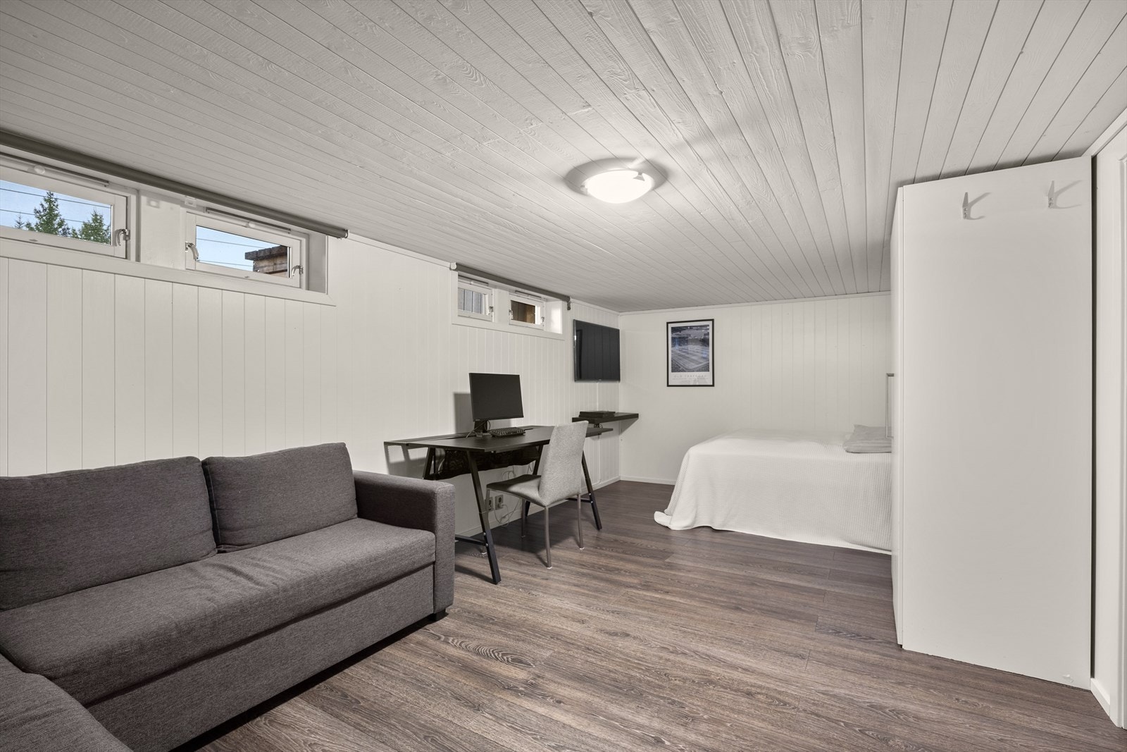 Rom innredet som kjellerstue er et kjærkommet tilskudd til en bolig og kan fylle mange funksjoner. Vinduene er montert nye i 2011. Galleribilde