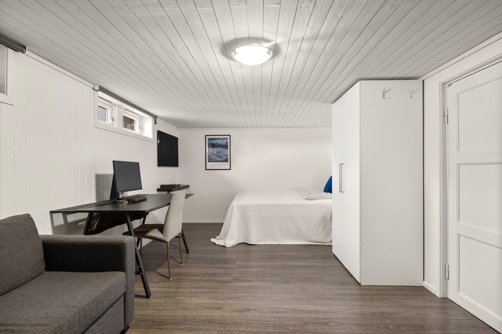 Innredet kjellerstue med gulvvarme, samt pipeløp. Galleribilde