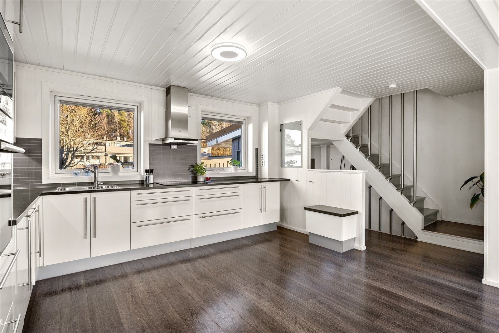 Åpen kjøkkenløsning mot stue. Her har en alt en måtte trenge av både skap-, skuff- og benkeplass. Integrerte hvitevarer medfølger salget. Galleribilde