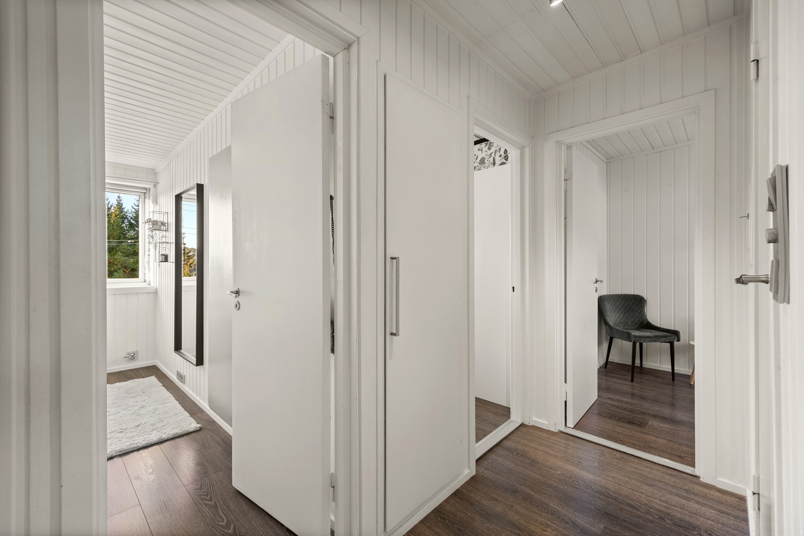 Gang i 2. etasje med gode lagringsmuligheter i kott og bod over trapp. Galleribilde