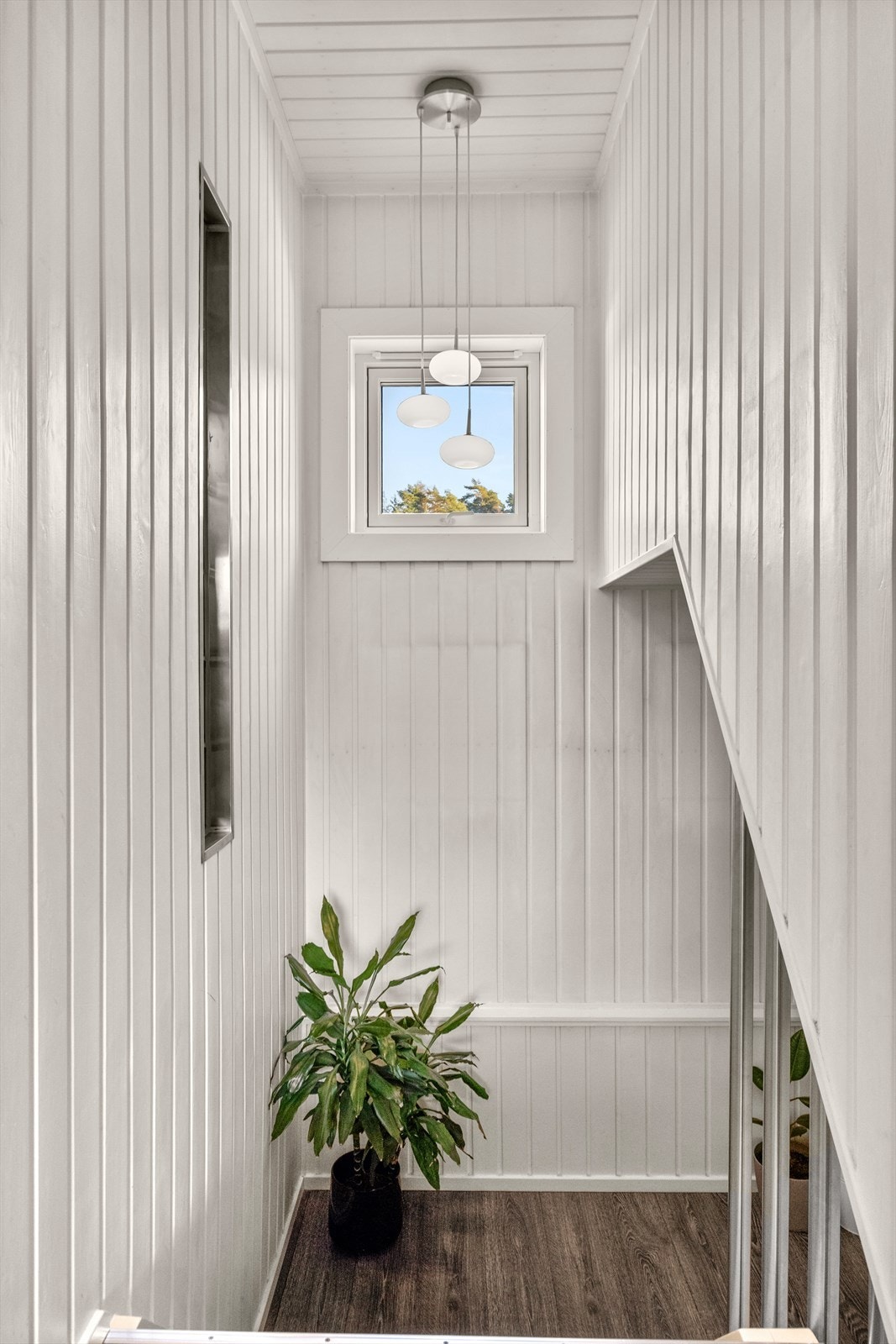 Trapperom fra 1. til 2. etasje, naturlig lys inn fra vindu. Alle vinduene i boligen samt terrassedøren er skiftet ut i senere tid. Galleribilde