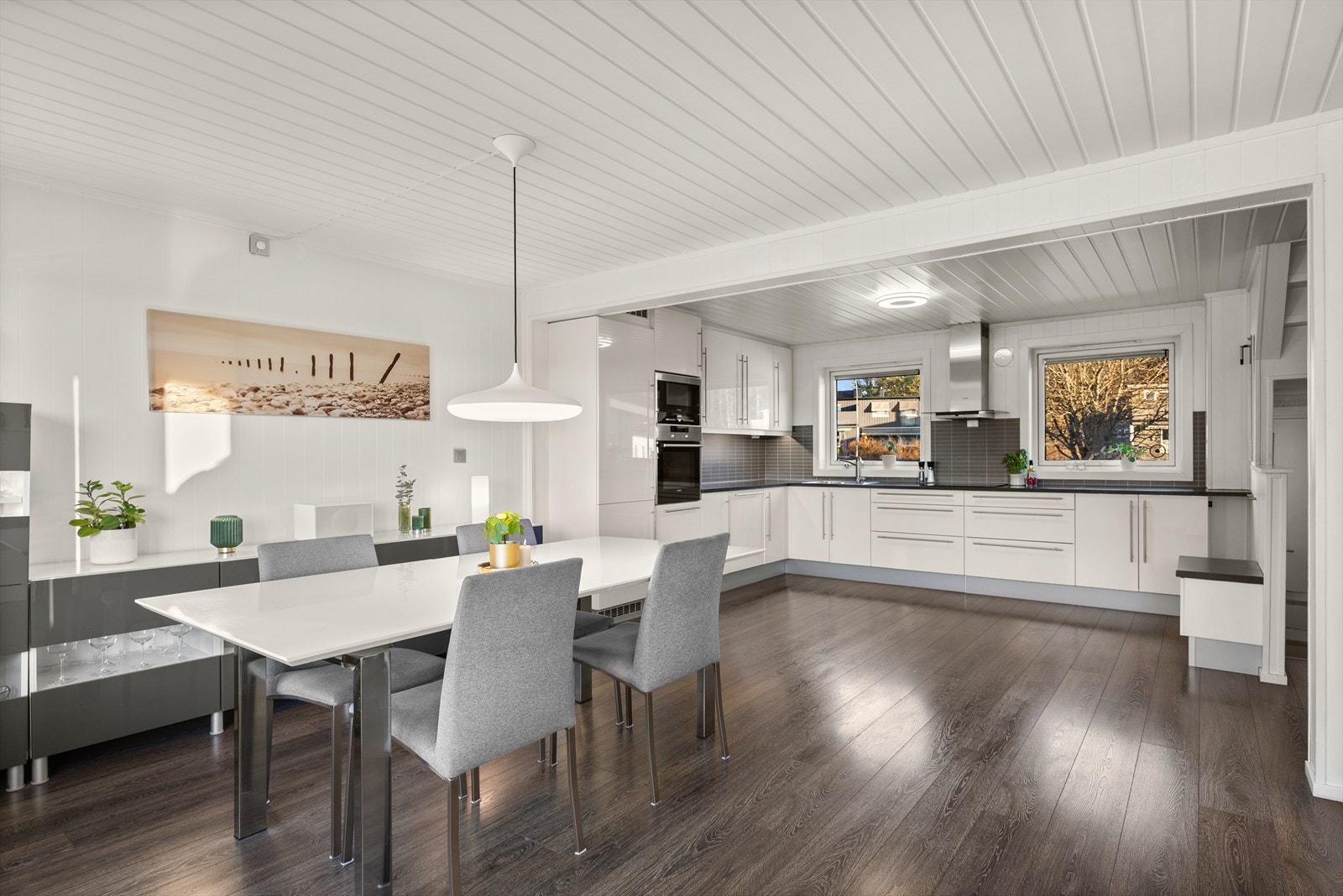 Smakfullt og stort kjøkken med rikelig lagringsplass i både skap og skuffer, samt godt med benkeplass. Galleribilde