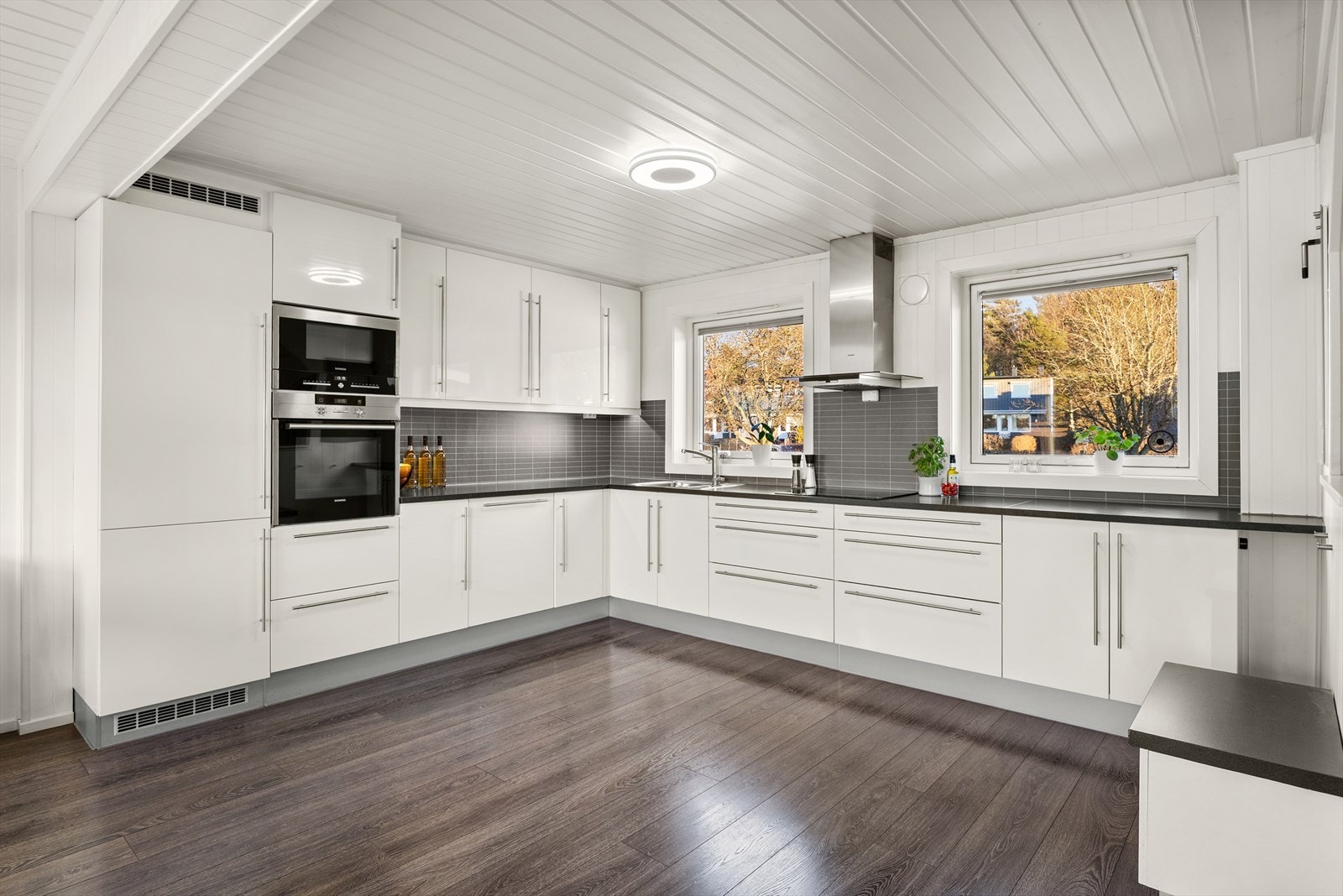 Hvitevarer som oppvaskmaskin, stekeovn, mikrobølgeovn, platetopp og kjøleskap med fryser er integrert i innredningen. Galleribilde