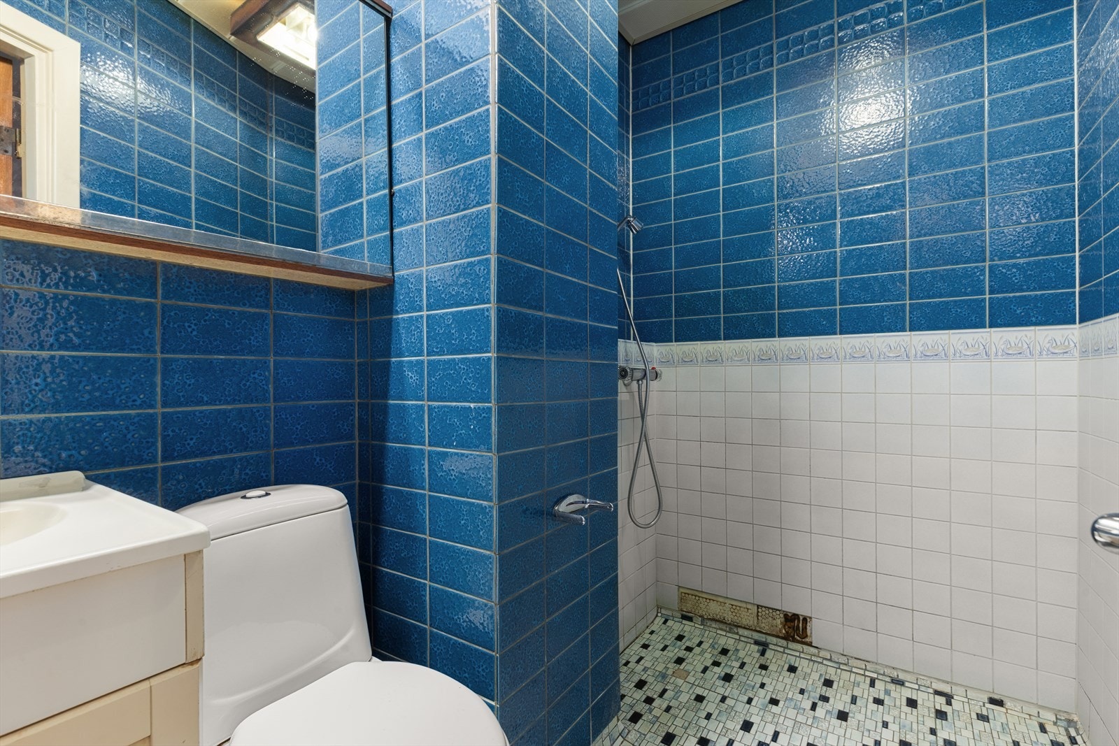 Eldre flislagt baderom, også mulighet for to bad. Se alternativ planløsning. Galleribilde