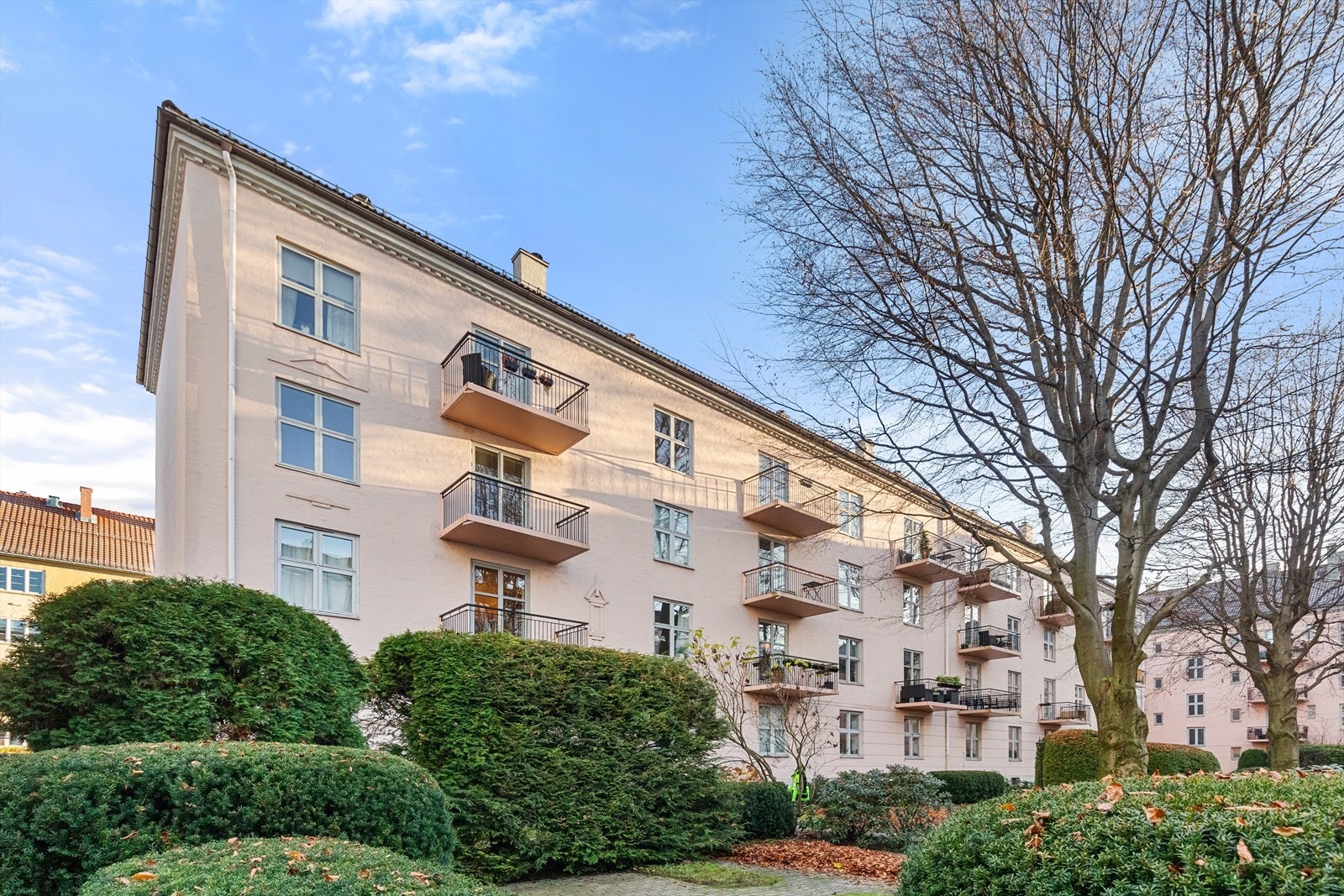 Lys og spennende 3-roms leilighet med attraktiv og rolig beliggenhet på Majorstuen/Marienlyst. Leiligheten ligger fint til i byggets 3.etasje med solrik balkong og hyggelig utsyn i begge retninger. Galleribilde