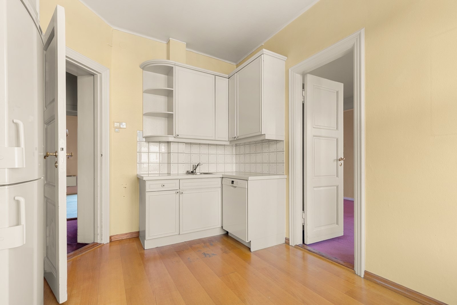 Separat og eldre kjøkken. Kan fint også bli et soverom om man velger å flytte kjøkkenet. Galleribilde