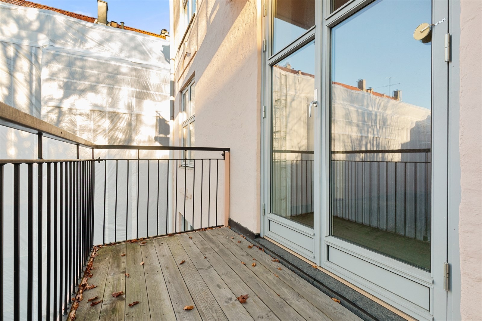 Solrik, sydvestvendt balkong på 4kvm mot nydelig og velholdt felles park. Galleribilde