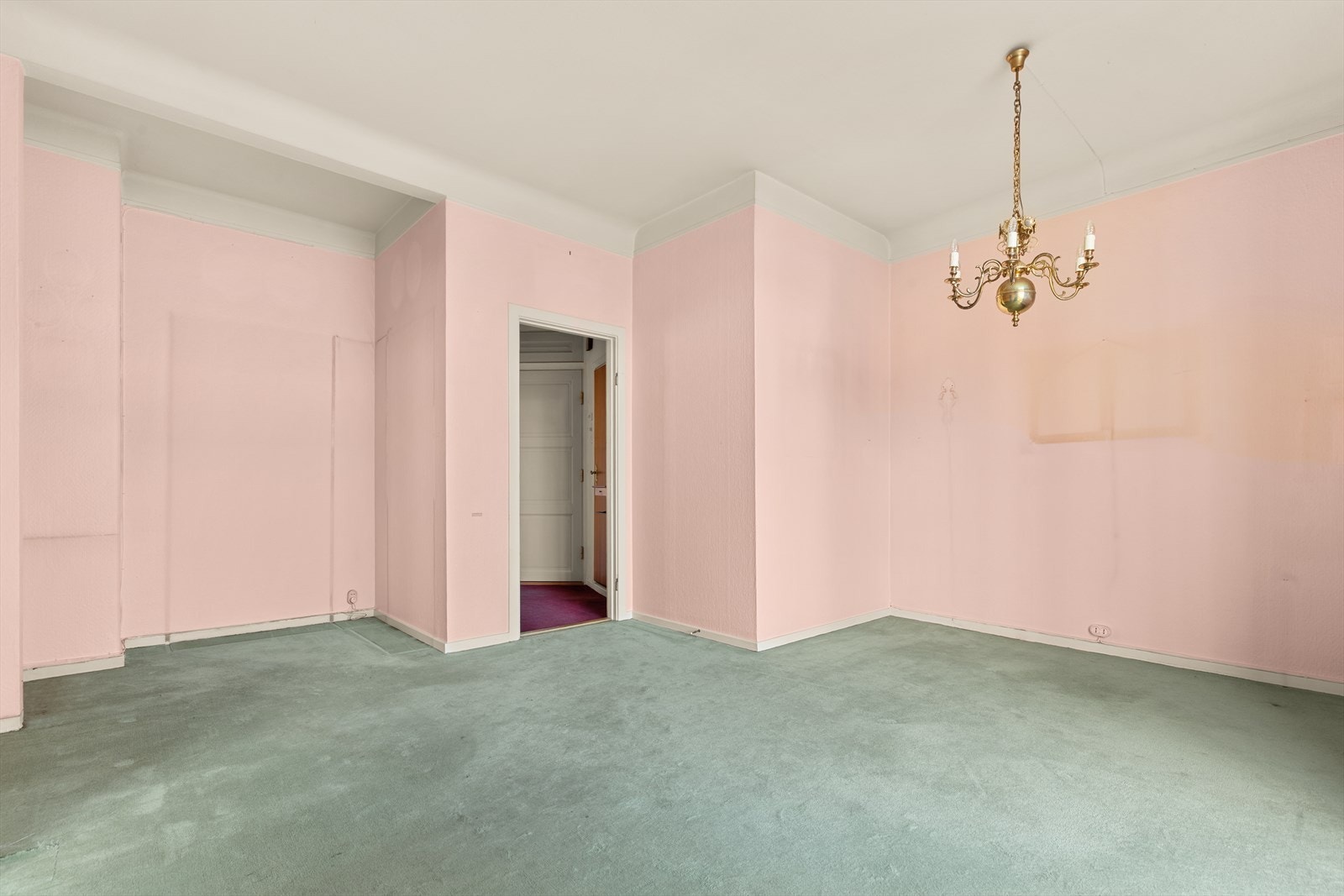 Stuen/kjøkken er av god størrelse, med mange muligheter for møblering, god takhøyde på 2,8m og utgang til solrik balkong. Galleribilde