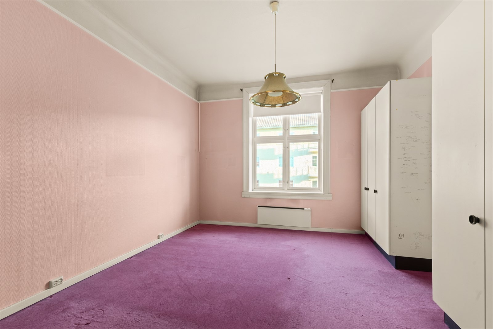 Leiligheten har i dag to store og gode soverom, med mulighet for 3 soverom. Galleribilde