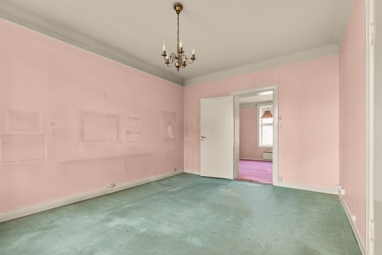 Stuen/soverom er av god størrelse, med mange muligheter for møblering, fint gjennomlys, god takhøyde på 2,8m. Galleribilde