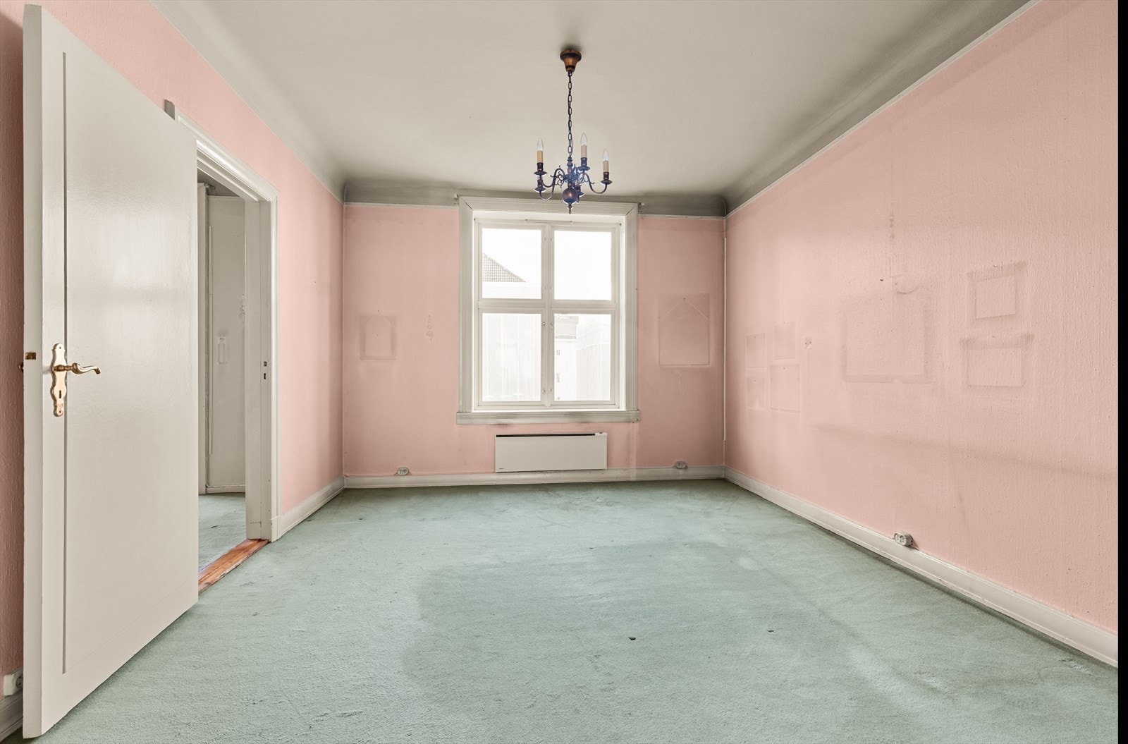 Leiligheten ligger fint til i byggets 3.etasje med solrik balkong, hyggelig utsyn i begge retninger, store vindusflater som gir rikelig med naturlig lys og god takhøyde på 2,8m, som skaper en herlig atmosfære. Galleribilde