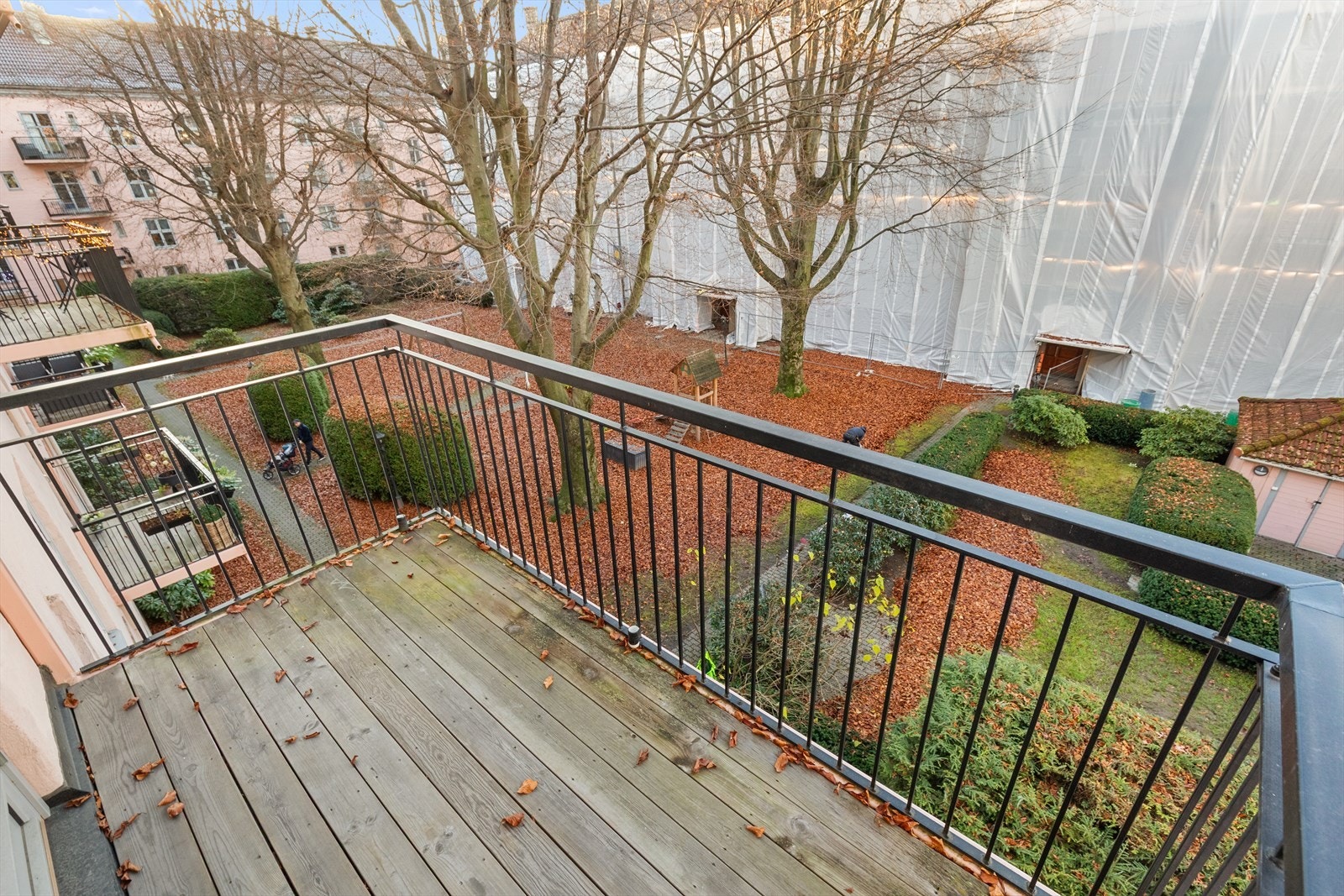 Balkogen er av god størrelse med plass til sitte gruppe og grill. Samt vendt mot aksjelagets flotte park. Galleribilde