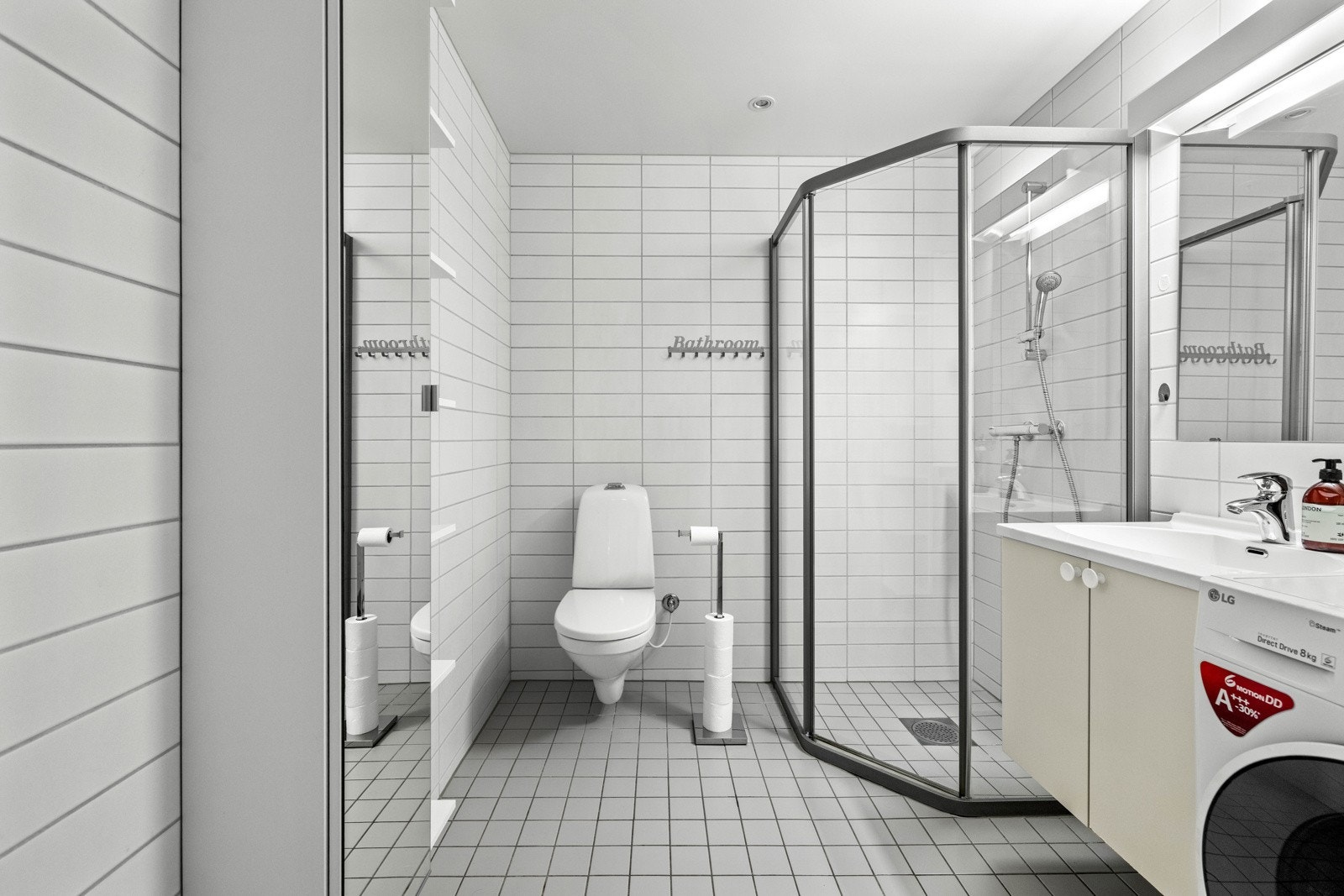 Badet har god lagringsplass og opplegg for vaskemaskin. Galleribilde