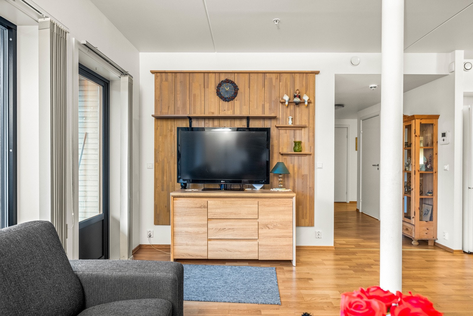 Leiligheten har gjennomgående parkettgulv. Galleribilde