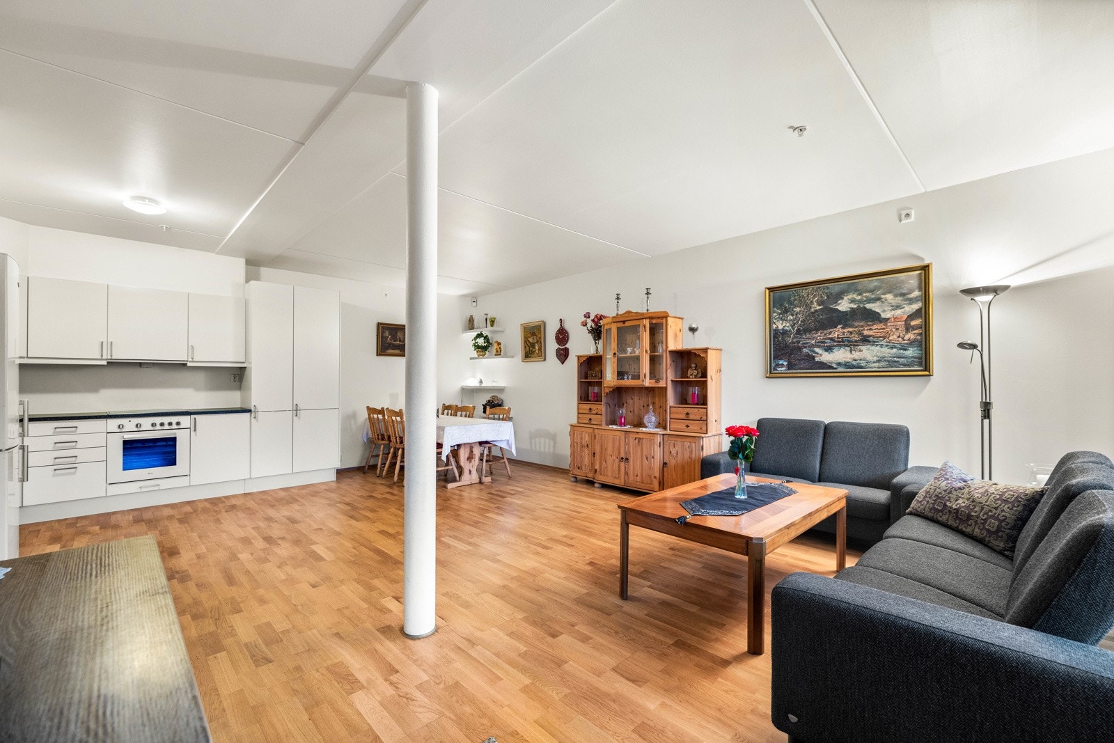 Kjøkkenet har åpen løsning til stuen. Galleribilde