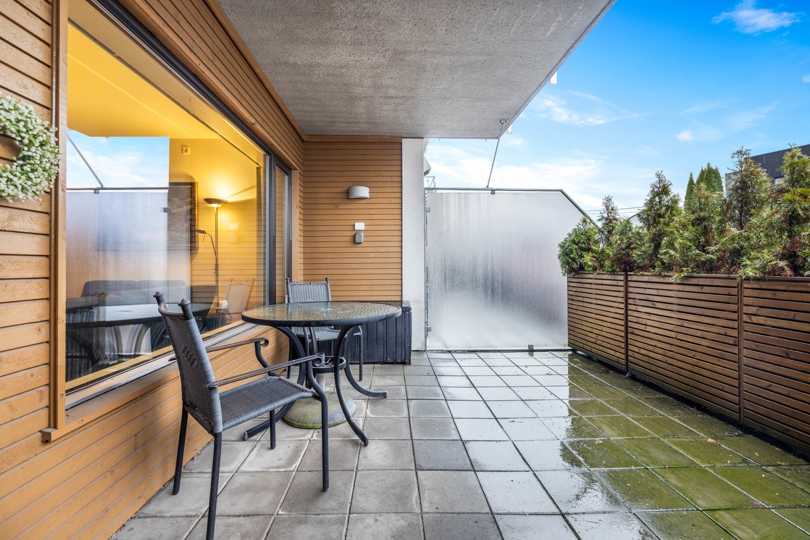 Utenfor stue og kjøkken er det usjenert og vestvendt terrasse på hele 26 kvm. Delvis overbygd og og skjermet for innsyn. Galleribilde