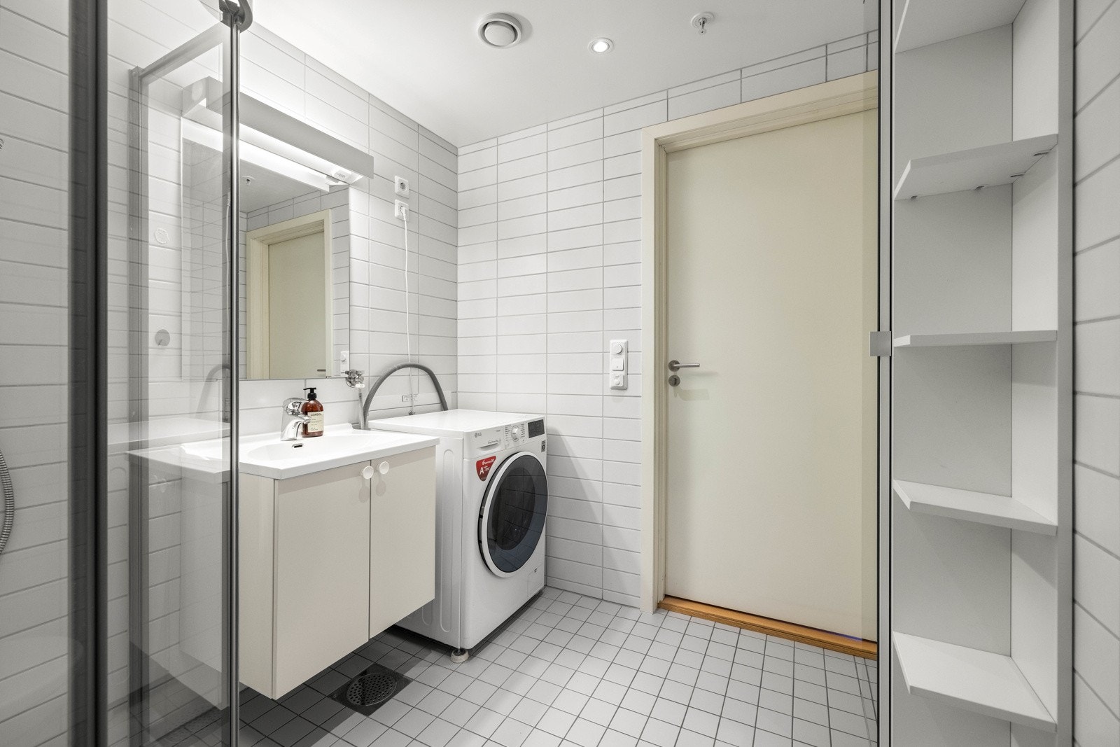 Romslig, flislagt bad med varmekabler, downlightsbelysning og balansert ventilasjon. Galleribilde