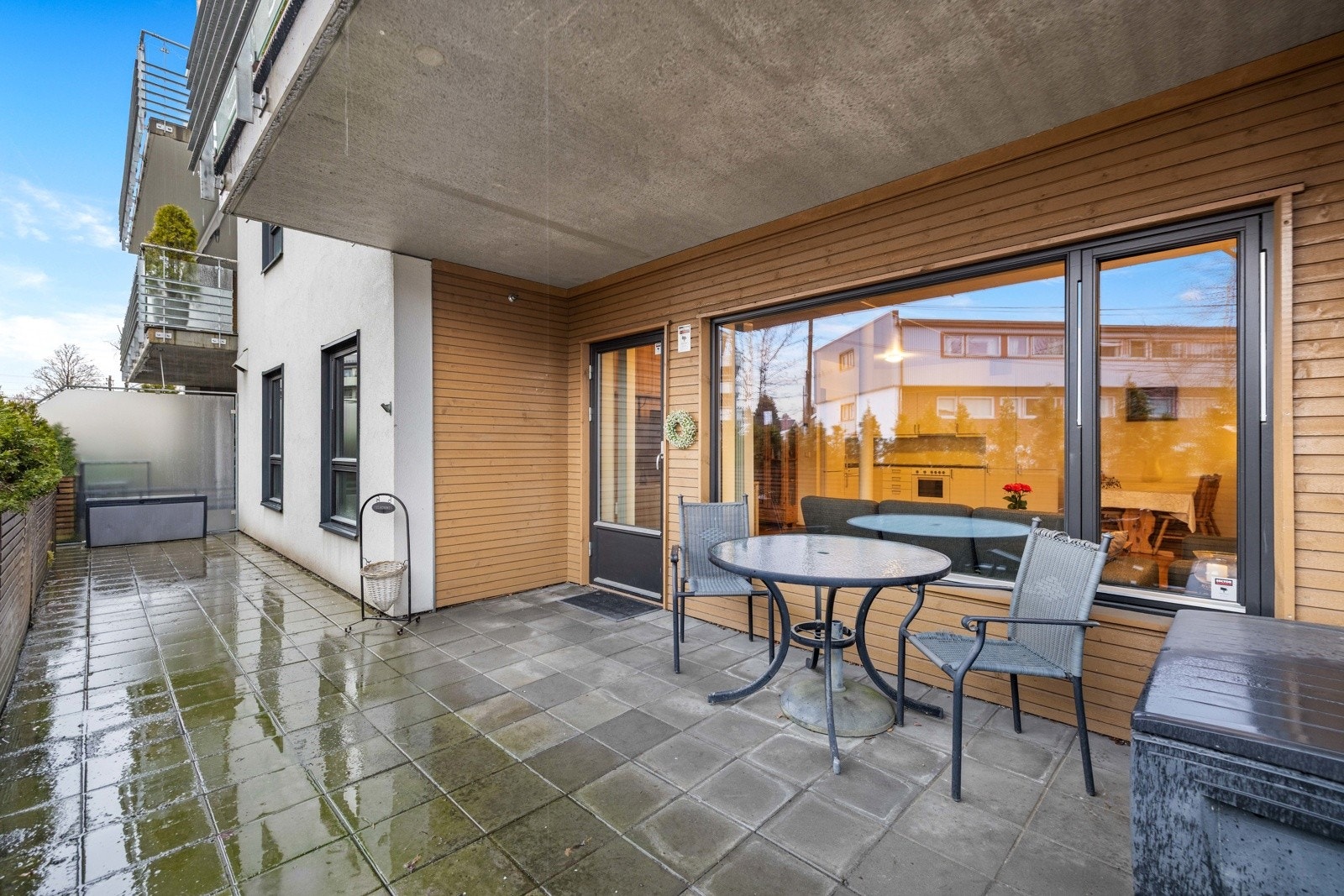 Velkommen til en stor og hyggelig 3-roms selveierleilighet med 26 kvm vestvendt terrasse, garasje, bod og heisadkomst. Oppført 2013. Galleribilde