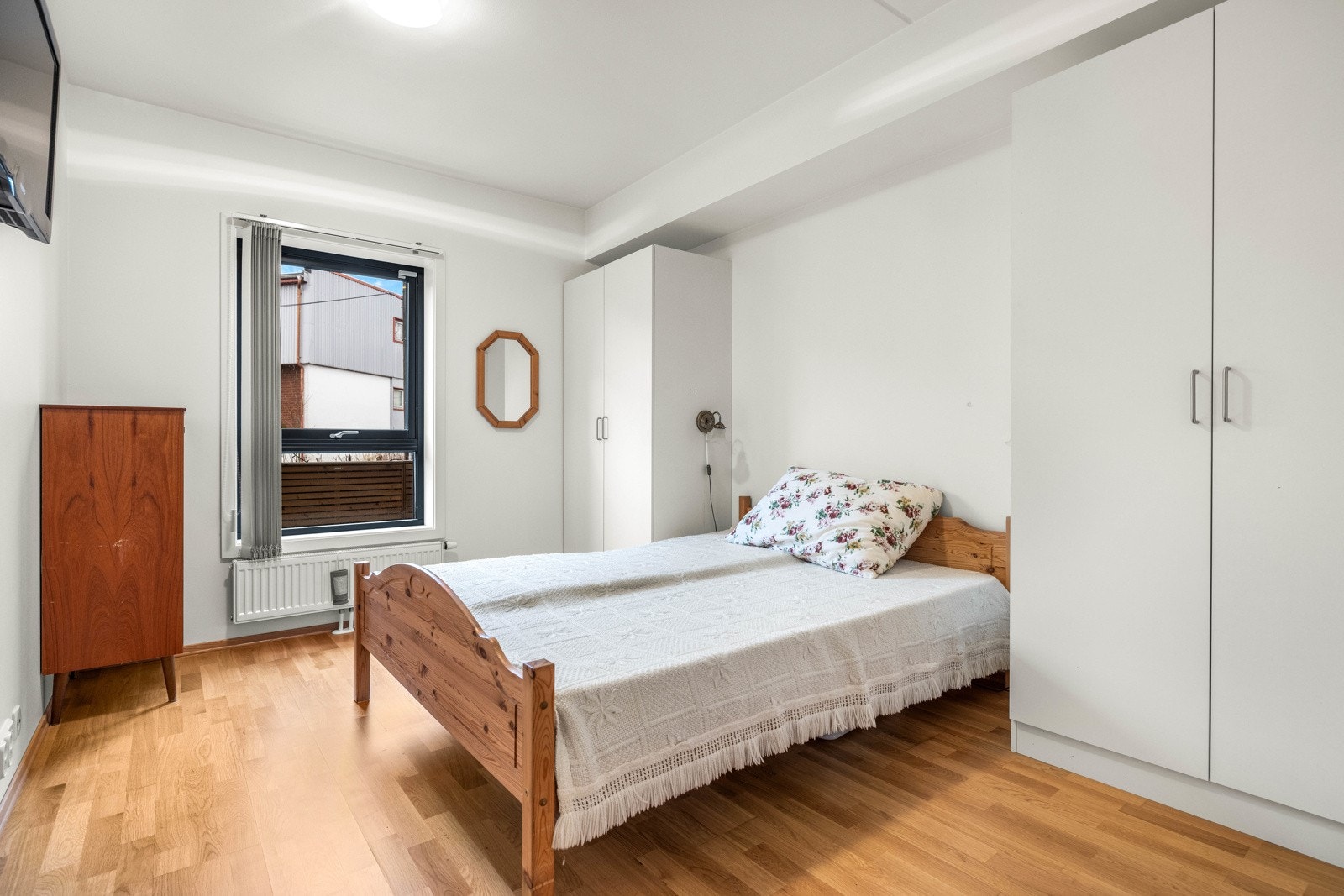 Stort hovedsoverom med to garderobeskap og plass til dobbeltseng. Galleribilde