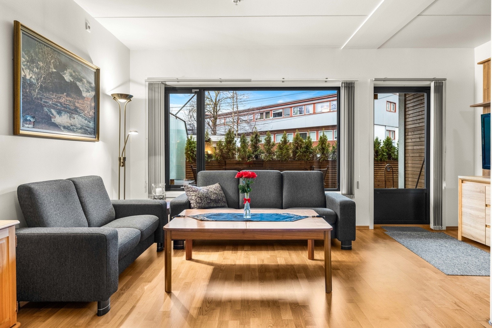 Leiligheten har et romslig allrom med stue og kjøkken i åpen løsning, samt utgang til stor markterrasse. Galleribilde