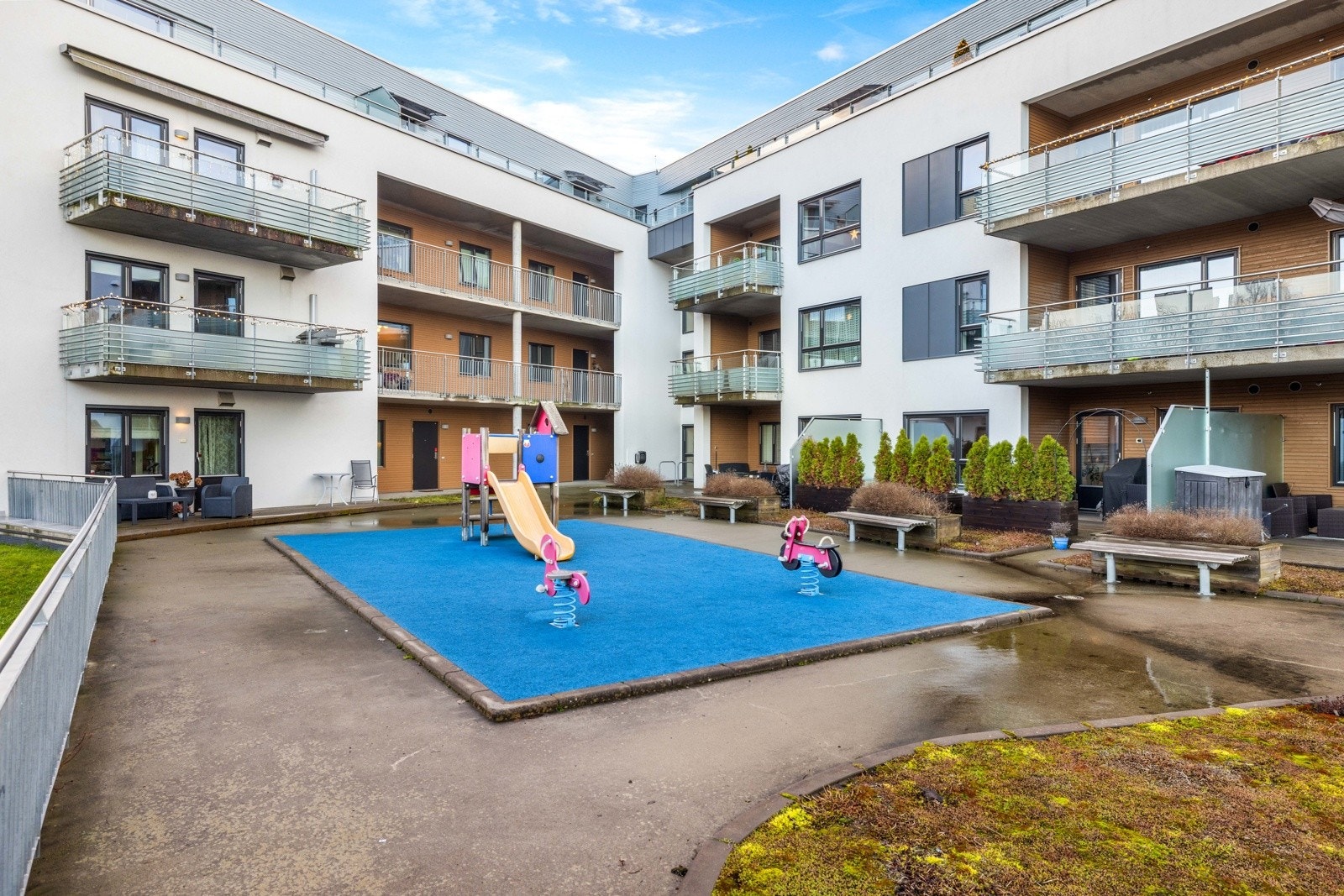 Hyggelig bakgård med lekeplass til de yngste. Galleribilde