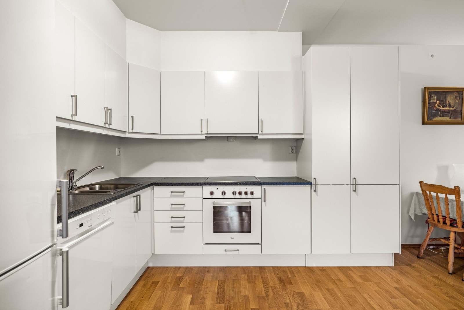 Det er montert ekstra høyskap for praktisk lagringsplass. Galleribilde