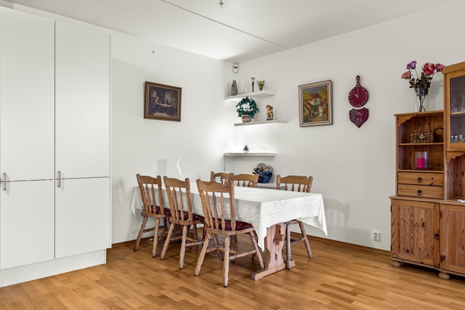 Leiligheten har fjernvarme og balansert ventilasjon. Galleribilde