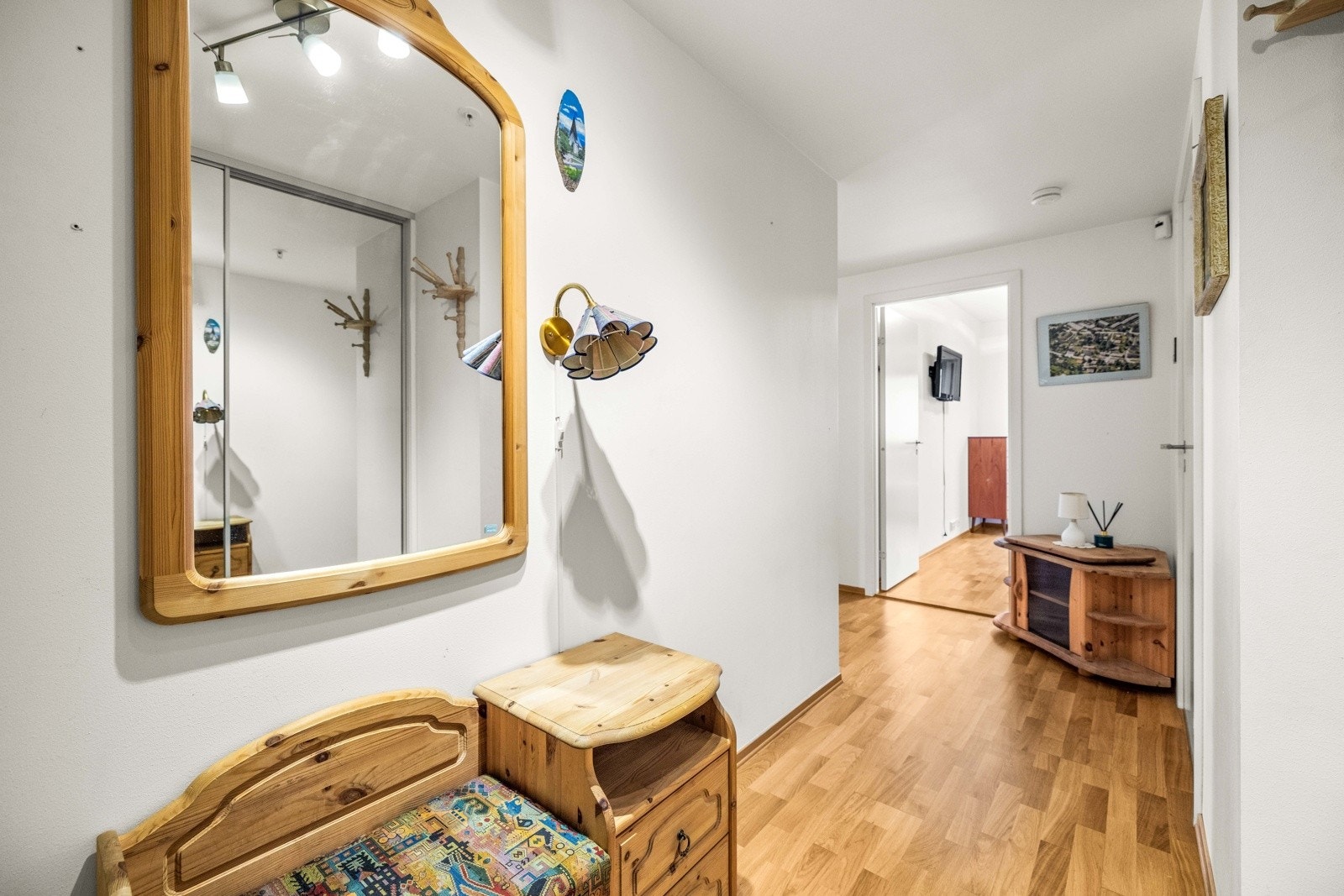 Langstrakt og lys entré med skyvedørsgarderobe. Galleribilde