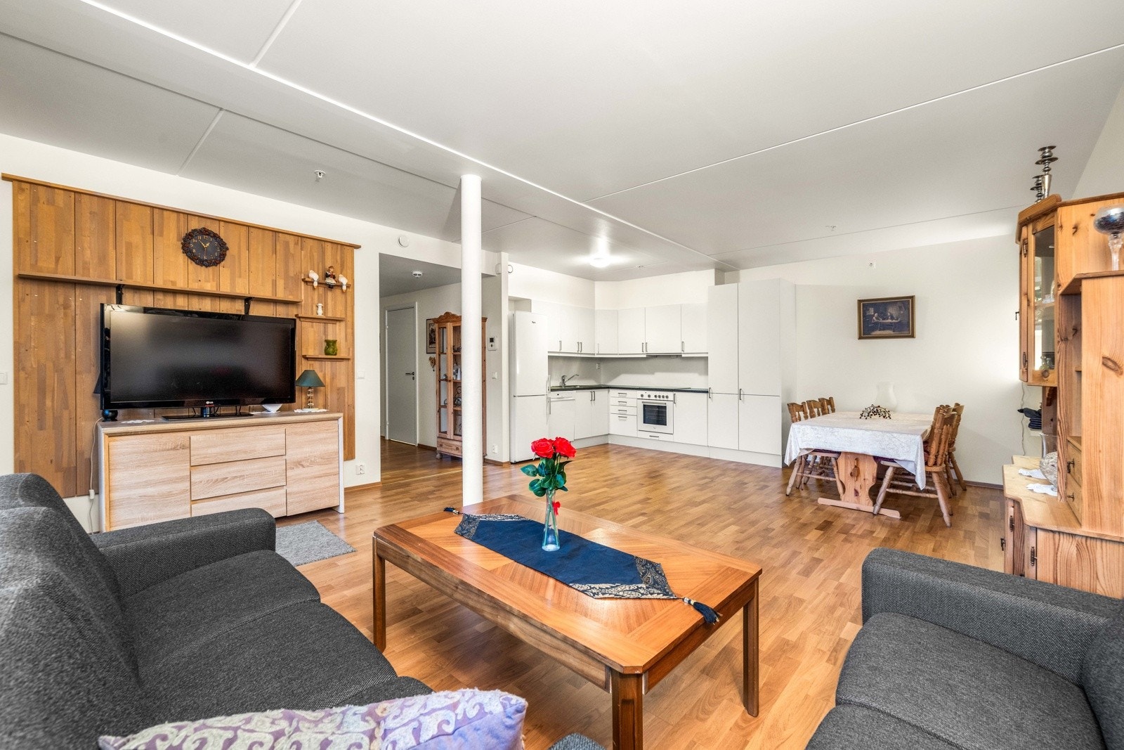 I allrommet er det plass til sofagruppe og spisebord. Galleribilde