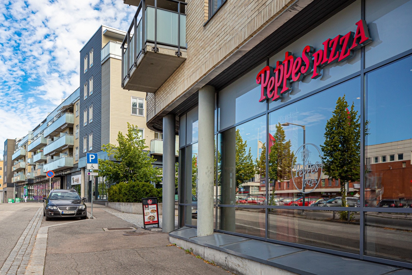 I sentrum av Strømmen ligger flere populære spisesteder og møteplasser. Galleribilde