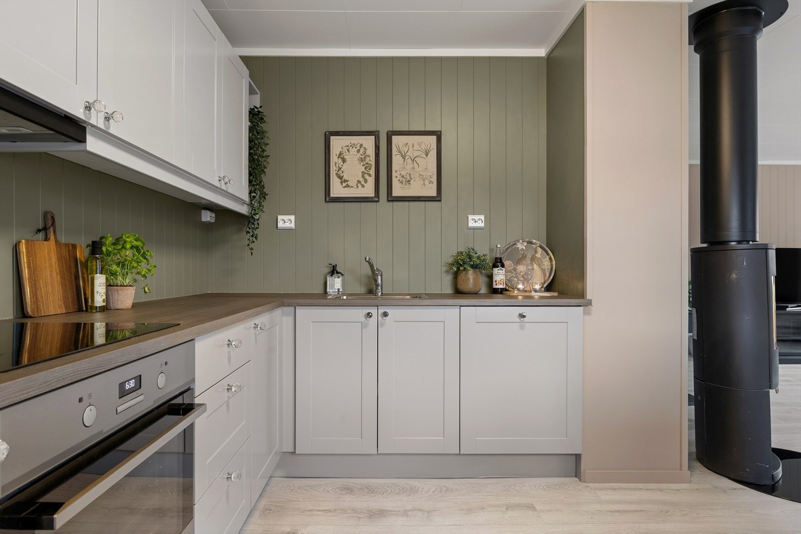 Lyst og tidløst kjøkken. Komfyr, platetopp og oppvaskmaskin følger med. Galleribilde