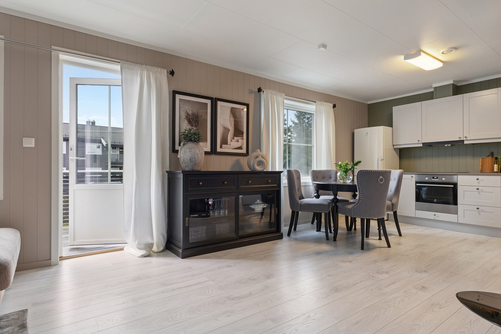 Utgang til solrik terrasse på 9 kvm Galleribilde