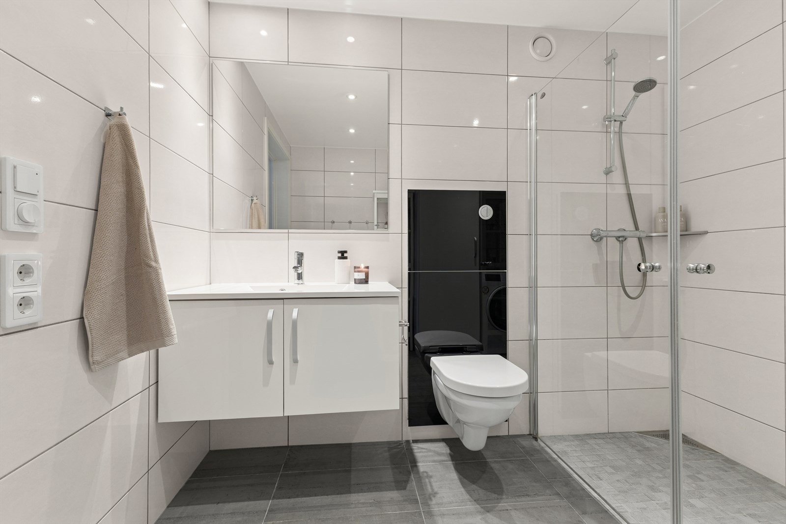 Pent flislagt bad med varmekabler i gulv. Galleribilde