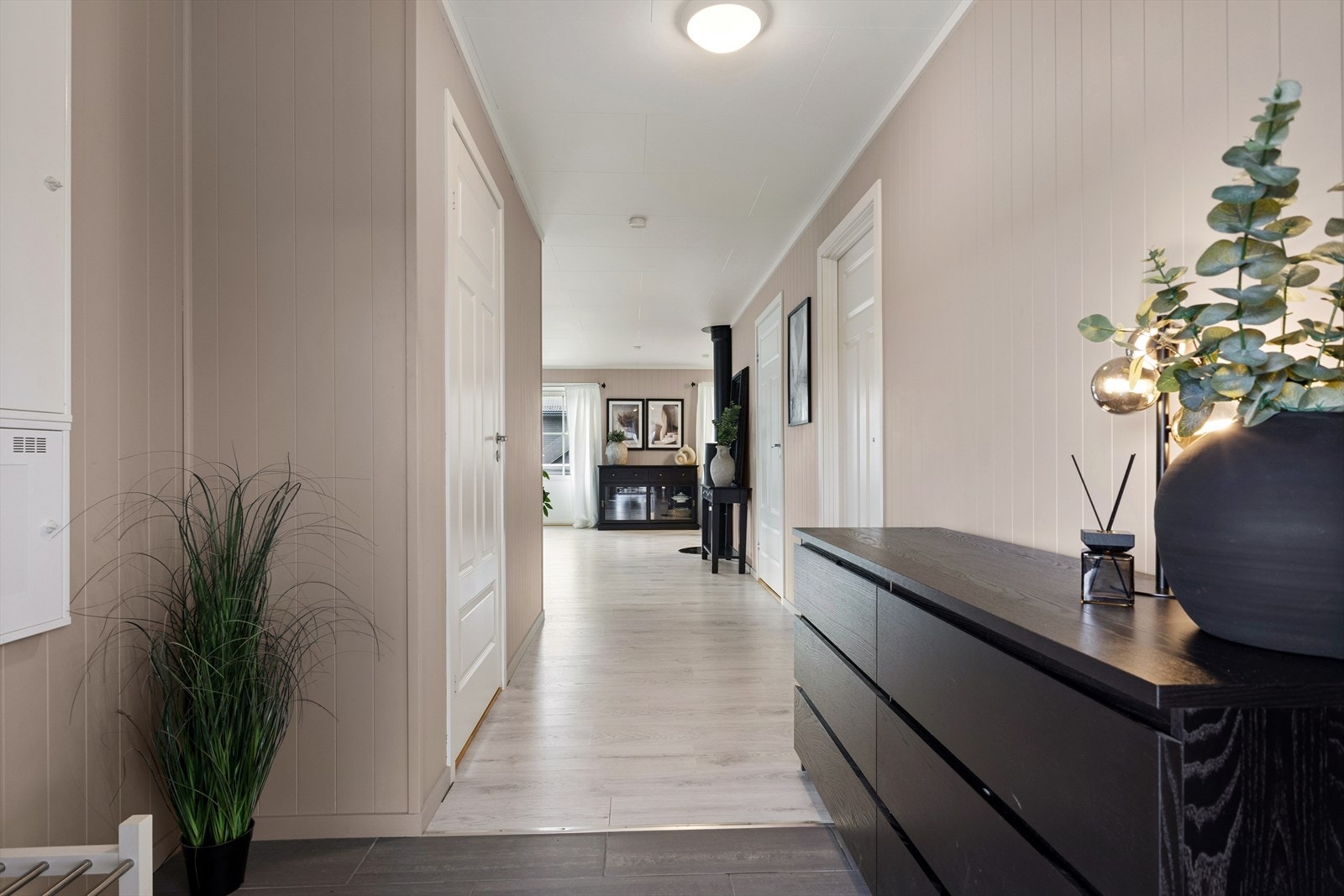 Velkommen inn, Varmekabler ytterst i gang Galleribilde