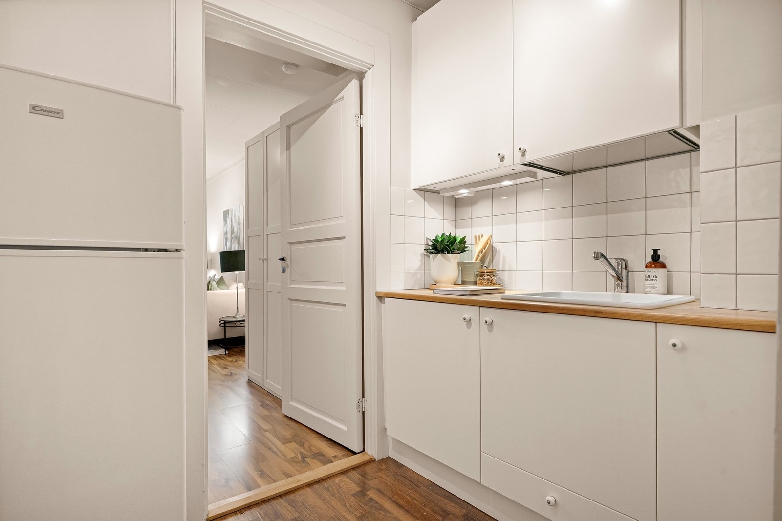 Fra stuen er det adkomst til kjøkkenet. Galleribilde