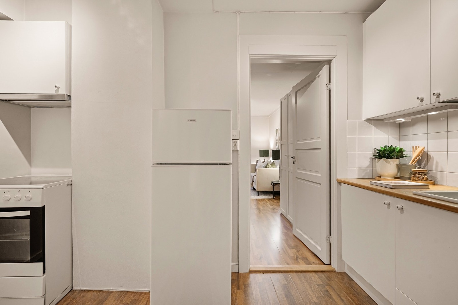 Hvitevarer består av frittstående kjøleskap og komfyr plassert i egen nisje. Galleribilde