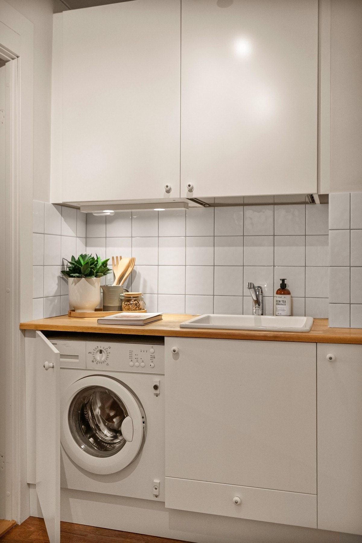 Kjøkkenet har opplegg for vaskemaskin. Galleribilde